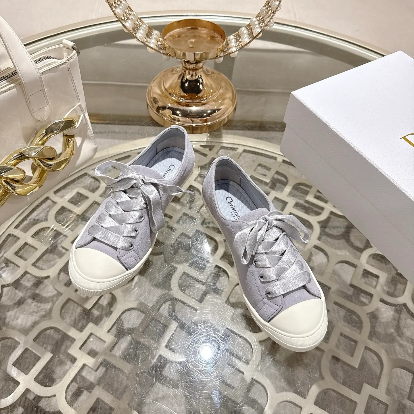 👟👟Ex-factory price 520👟👟 DIOR Dior's 2025 latest lucky satin casual shoes thin-soled shoes. Many celebrity Internet celebrities planted Chanristian Dior logo buckles. The designer really understands the needs of girls in summer. This new product Lucky thin-soled shoes are as cute as her name. The thin sole + shallow mouth design makes the whole pair of shoes very light and easy to wear. Fabric: Satin with wide satin laces of the same color. They are so beautiful that they are speechless in the sun. The soft shoe body looks like stepping on clouds with socks and culottes. It is windy and lazy when walking. It gives you the "effortless" elegance when you take a shot. Outsole: Original molded TPU outsole Size: 35-41 (41 is custom-made and cannot be returned or exchanged)